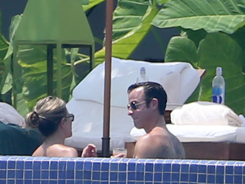 Justin Theroux kisses Jennifer Aniston in the pool in ...