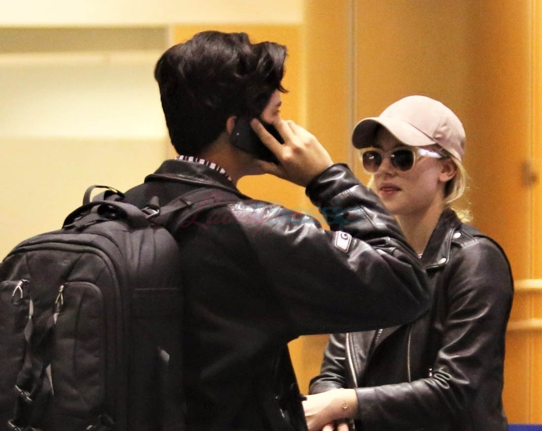 Riverdale's Cole Sprouse and Lili Reinhart arrive in Vancouver together1100 x 875