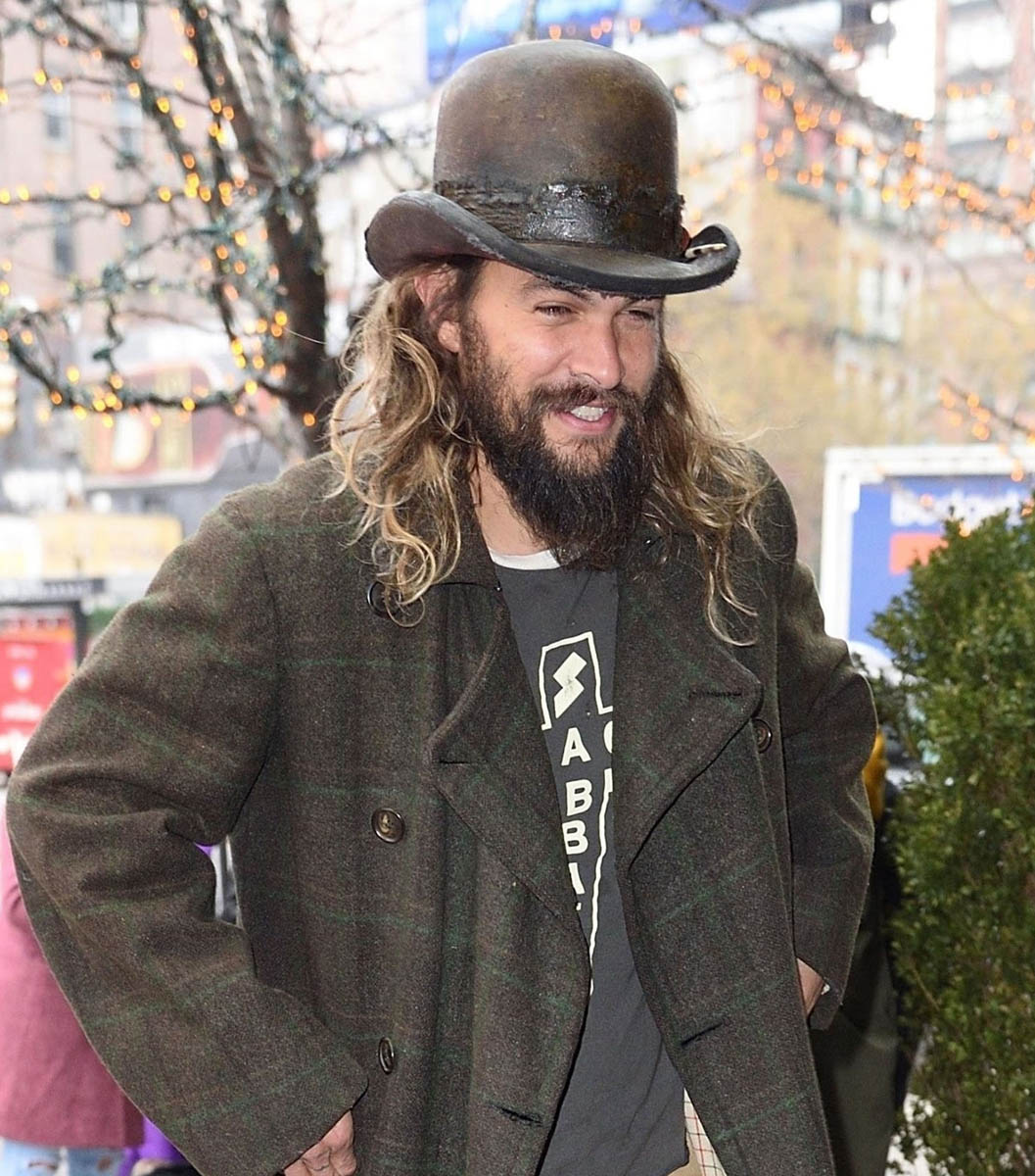 Jason Momoa pulls off a hideous hat on The Tonight Show with Jimmy Fallon1057 x 1200