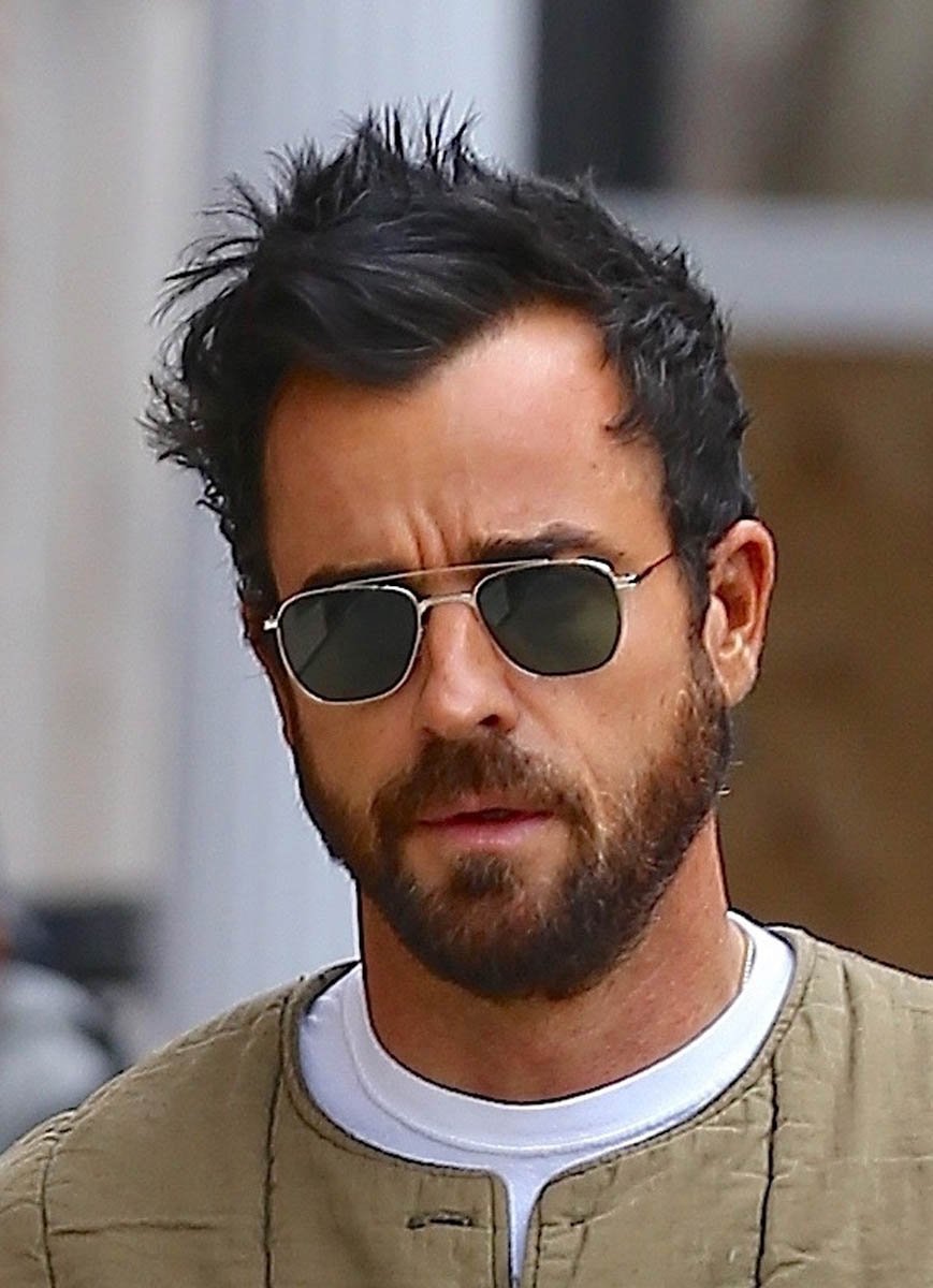 Justin Theroux hides his ring finger in his pocket while ...
