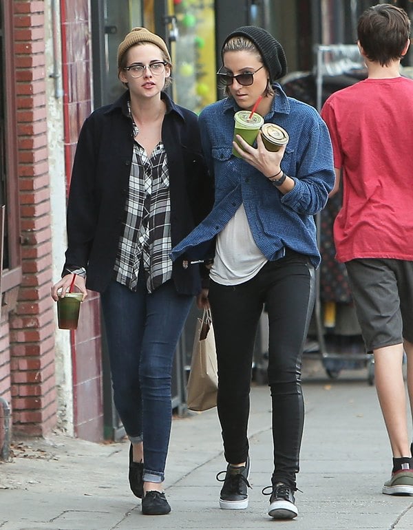 Kristen Stewart and Alicia Cargile get close in Hawaii|Lainey.