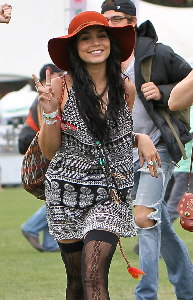 vanessa-hudgens-coachella-nails-14apr16-06.jpg