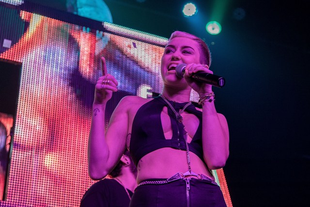 Exposing+Smuts+2011 Miley Cyrus exposed crotch zipper Borgore Christmas Creampies concert ...