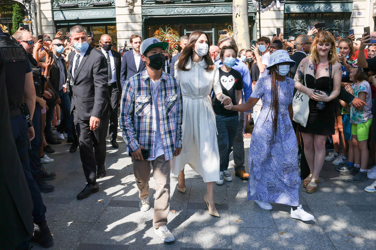 Angelina Jolie With Her Children Arrives To Diner In Paris NB   Imagelinkglobal ILG: Product: ILEA000767263｜Photos & Images & Videos｜KYODO  NEWS IMAGES INC