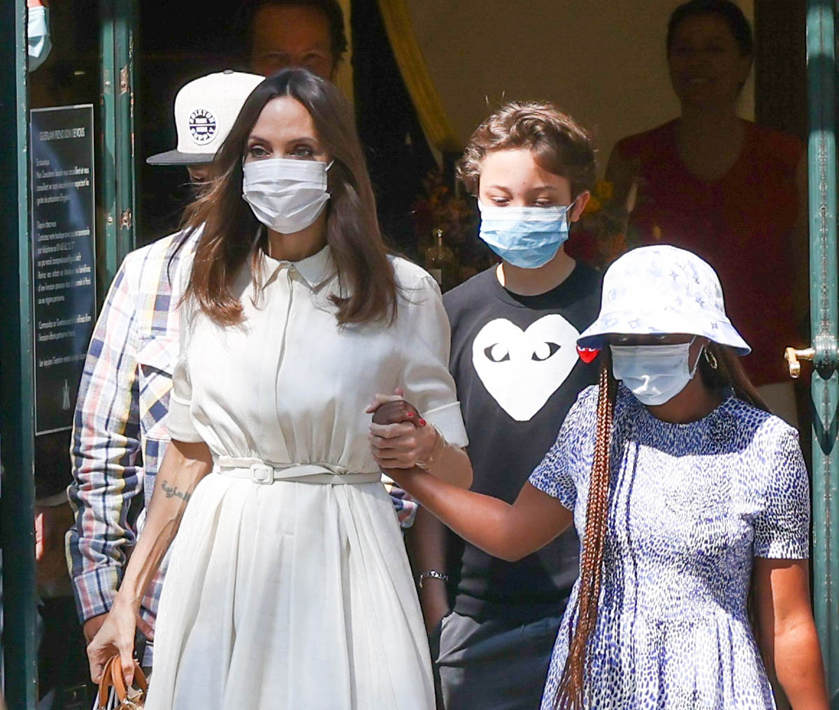 Angelina Jolie With Her Children Arrives To Diner In Paris NB   Imagelinkglobal ILG: Product: ILEA000767263｜Photos & Images & Videos｜KYODO  NEWS IMAGES INC