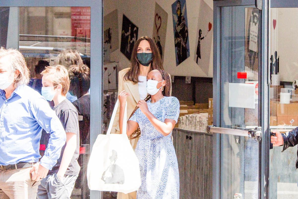 Angelina Jolie With Her Children Arrives To Diner In Paris NB   Imagelinkglobal ILG: Product: ILEA000767263｜Photos & Images & Videos｜KYODO  NEWS IMAGES INC