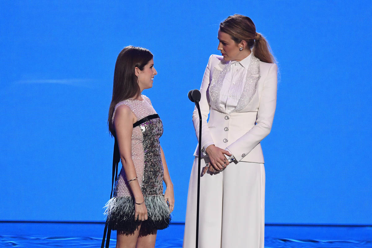 Anna Kendrick and Blake Lively's cheesy, off-brand VMA moment