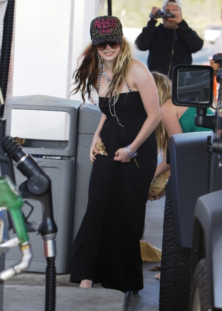 Avril Lavigne Doesnt Know How To Pump Gas And Might Be A Single Lesbian