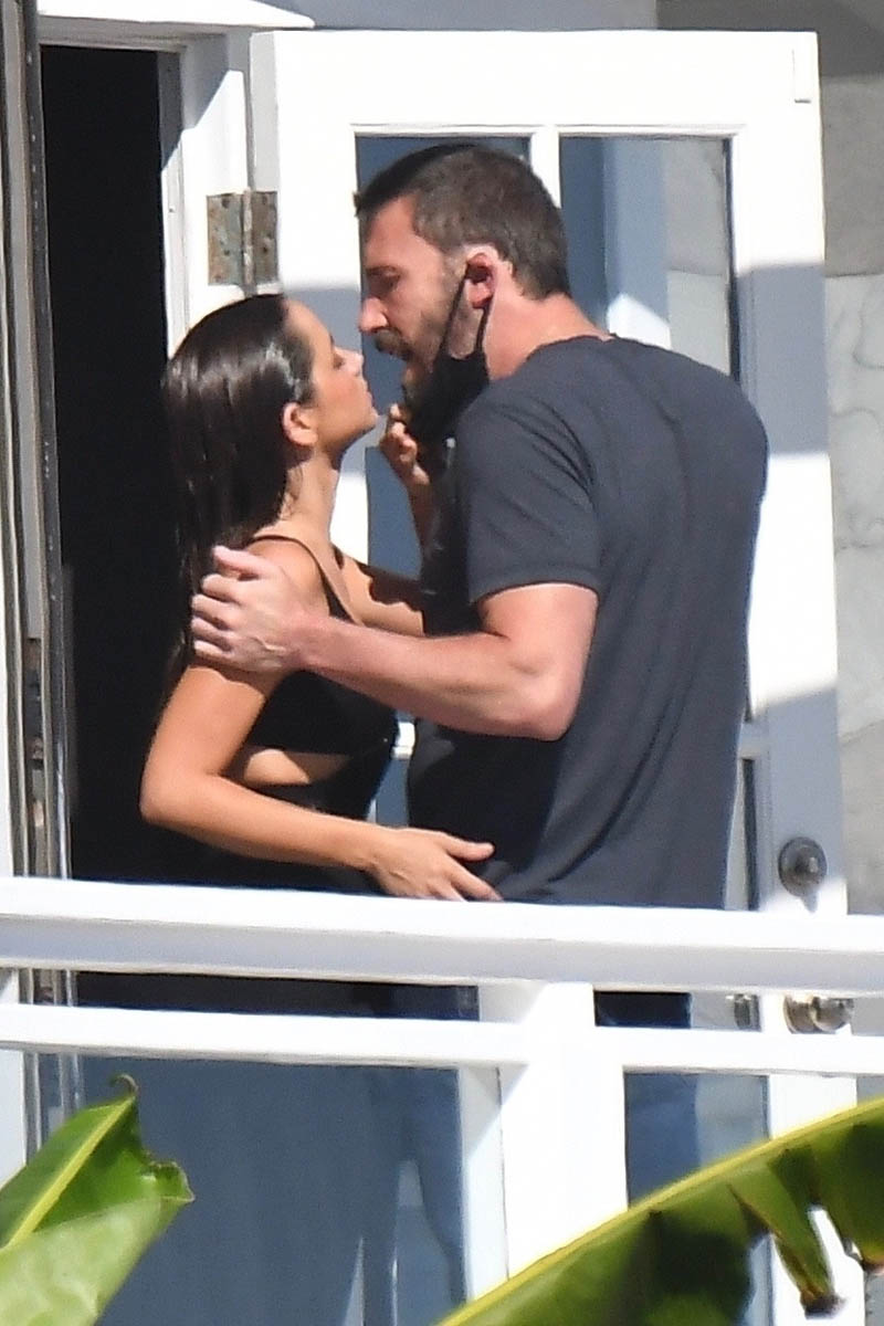 Ben Affleck, Ana de Armas smooch on New Orleans movie set