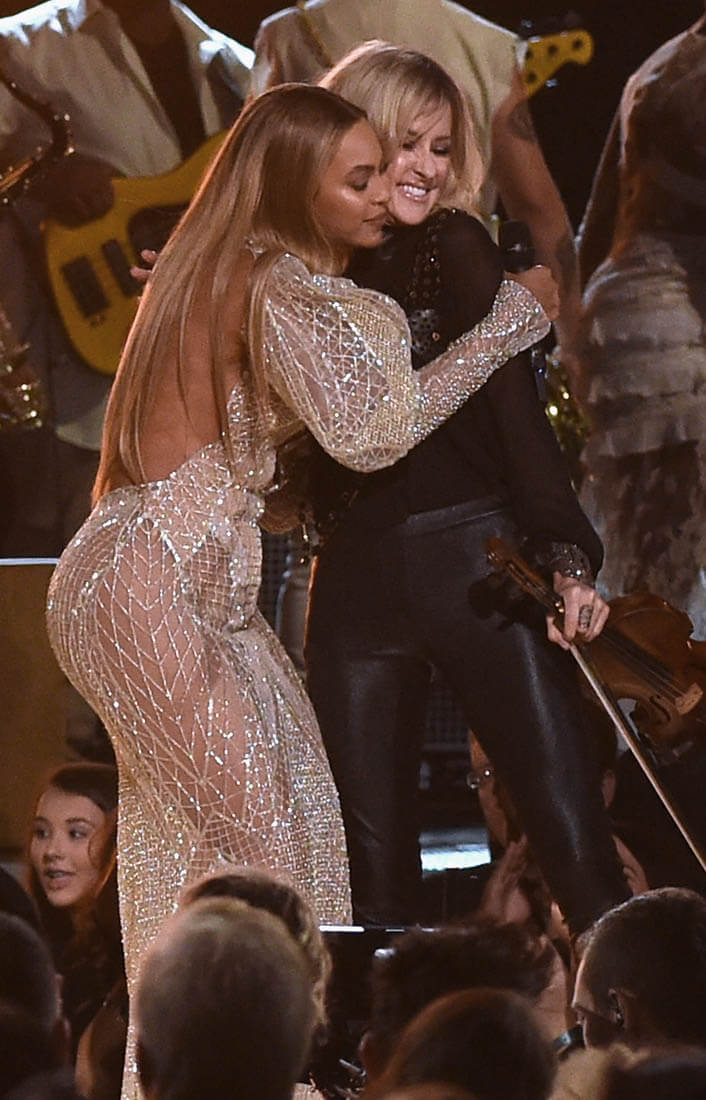 Beyoncé And The Dixie Chicks Perform Daddy Lessons At The Cmas