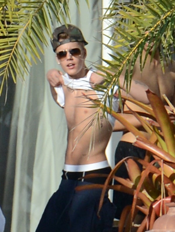 Shirtless Justin Bieber shows off his man abs in Miami