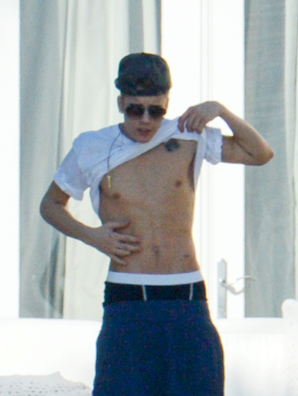 Shirtless Justin Bieber shows off his man abs in Miami|Lainey Gossip ...