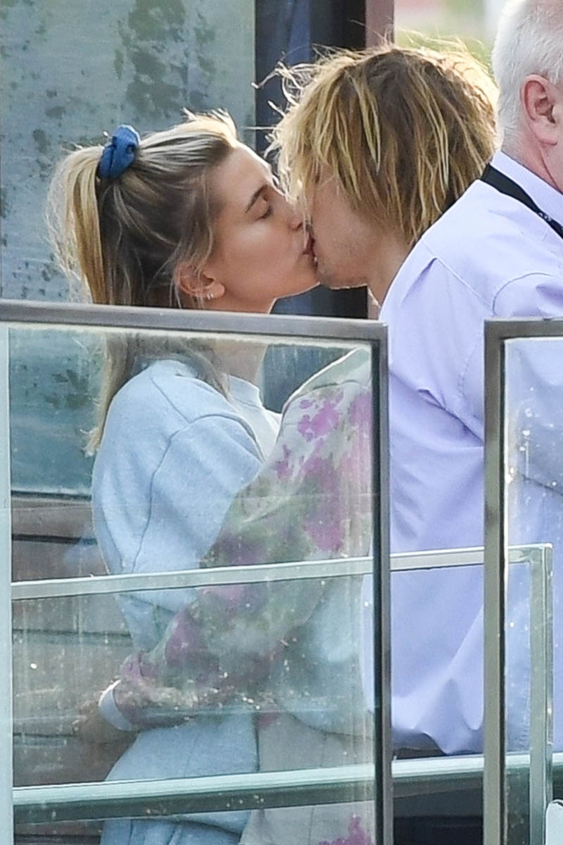 Justin Bieber, Hailey Baldwin share big-screen kiss at Maple Leafs