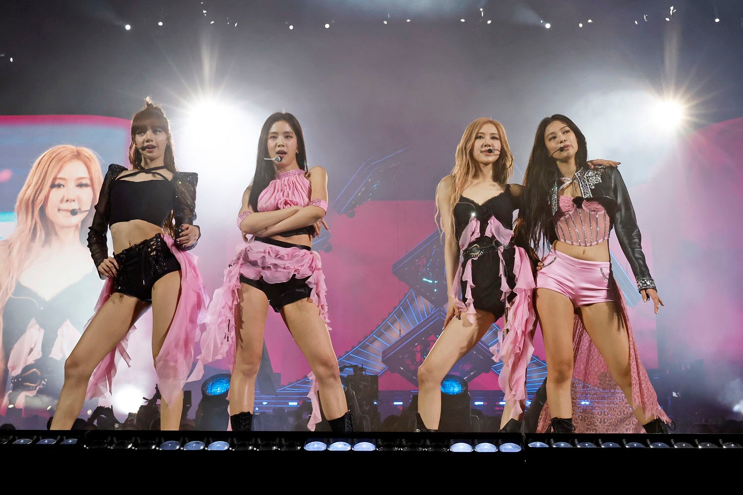 BLACKPINK put on a big energy spectacle, infusing Korean culture