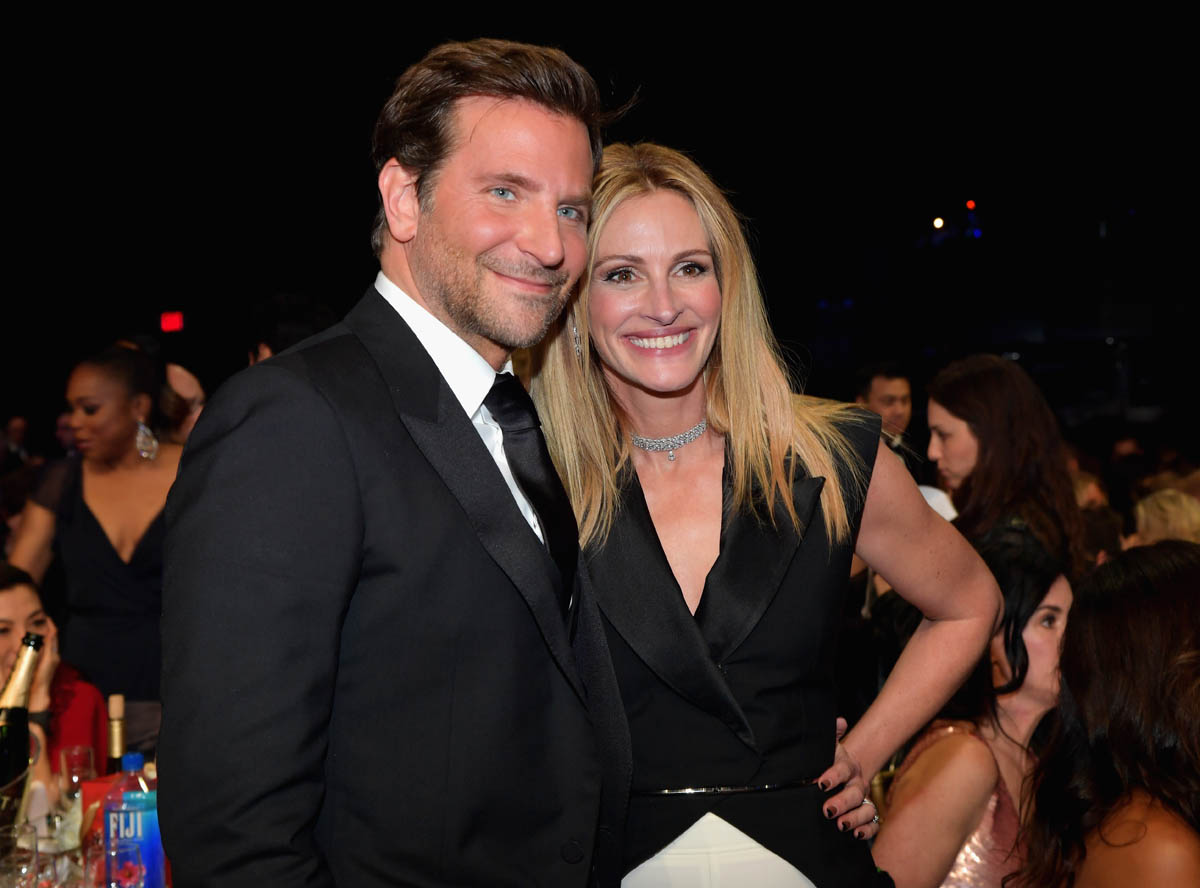 Scruffy Bradley Cooper supported by Julia Roberts at the Critics' Choice Awards1200 x 888