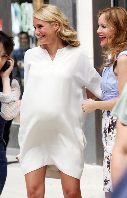 Cameron Diaz is pregnant and kissing on the set of The ...