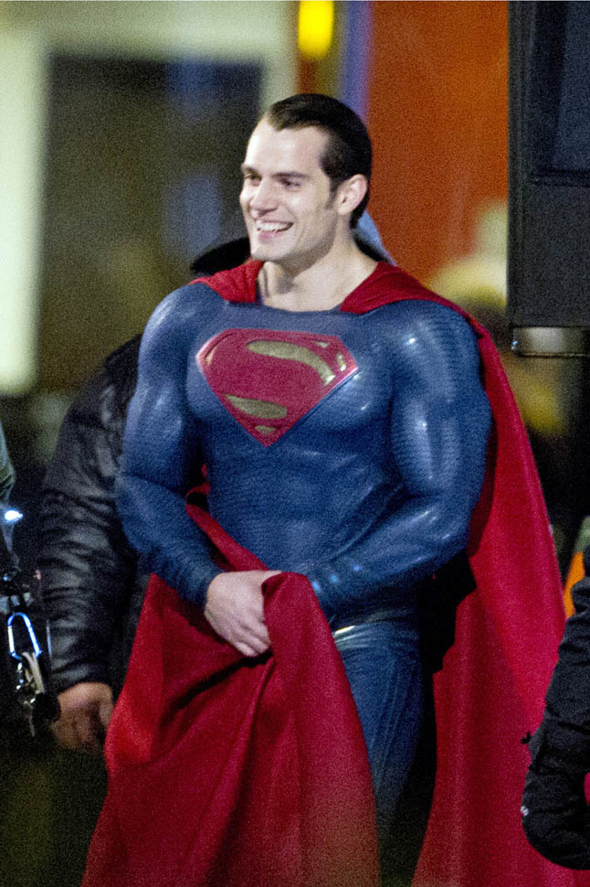 Henry Cavill in tight Superman suit shoot with Amy Adams in Chicago ...