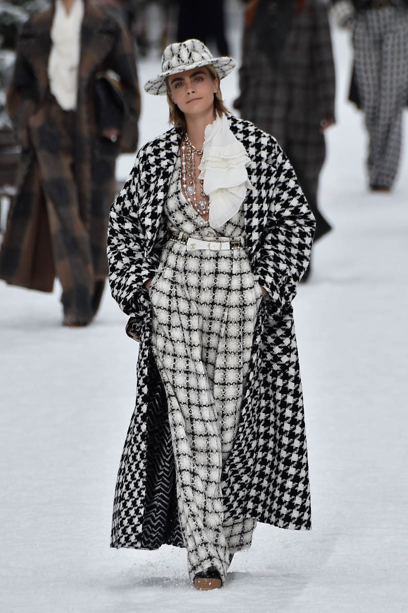 Kristen Stewart's amazing Chanel catsuit during Fall 2019 presentation ...