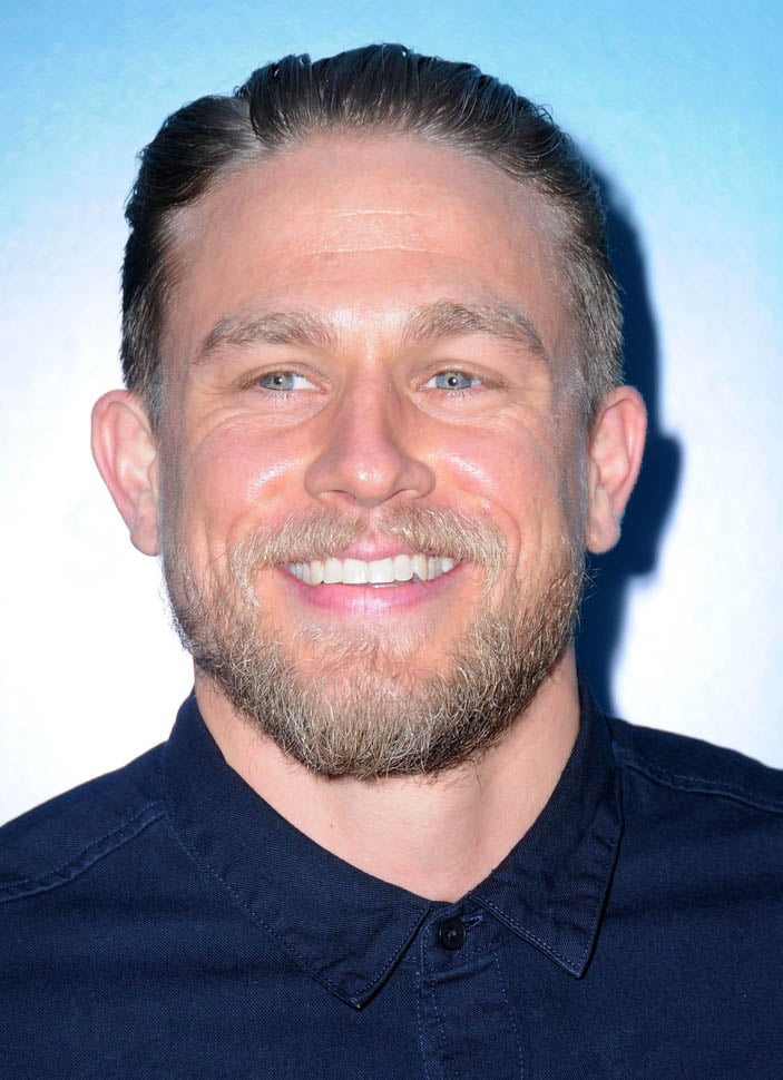 Charlie Hunnam is here to distract us at the Equals premiere in ...