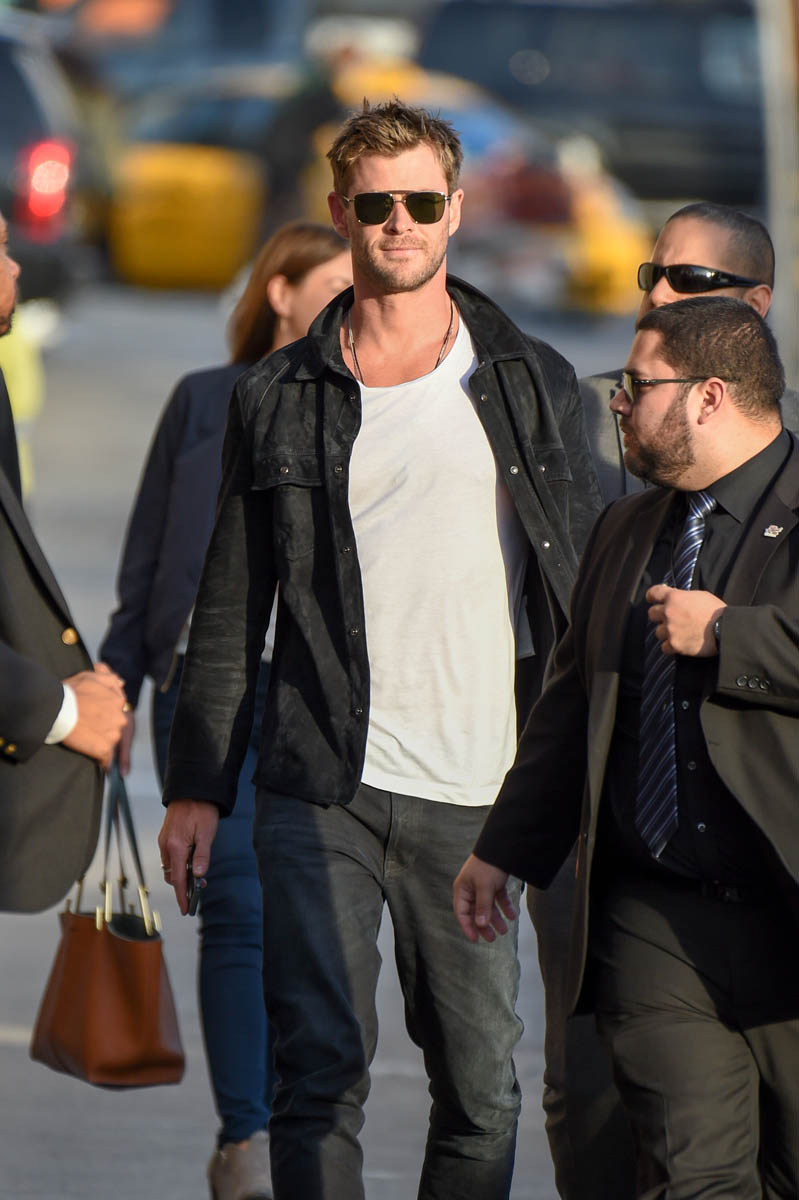 Chris Hemsworth laughs off Angelina Jolie rumours on Ellen