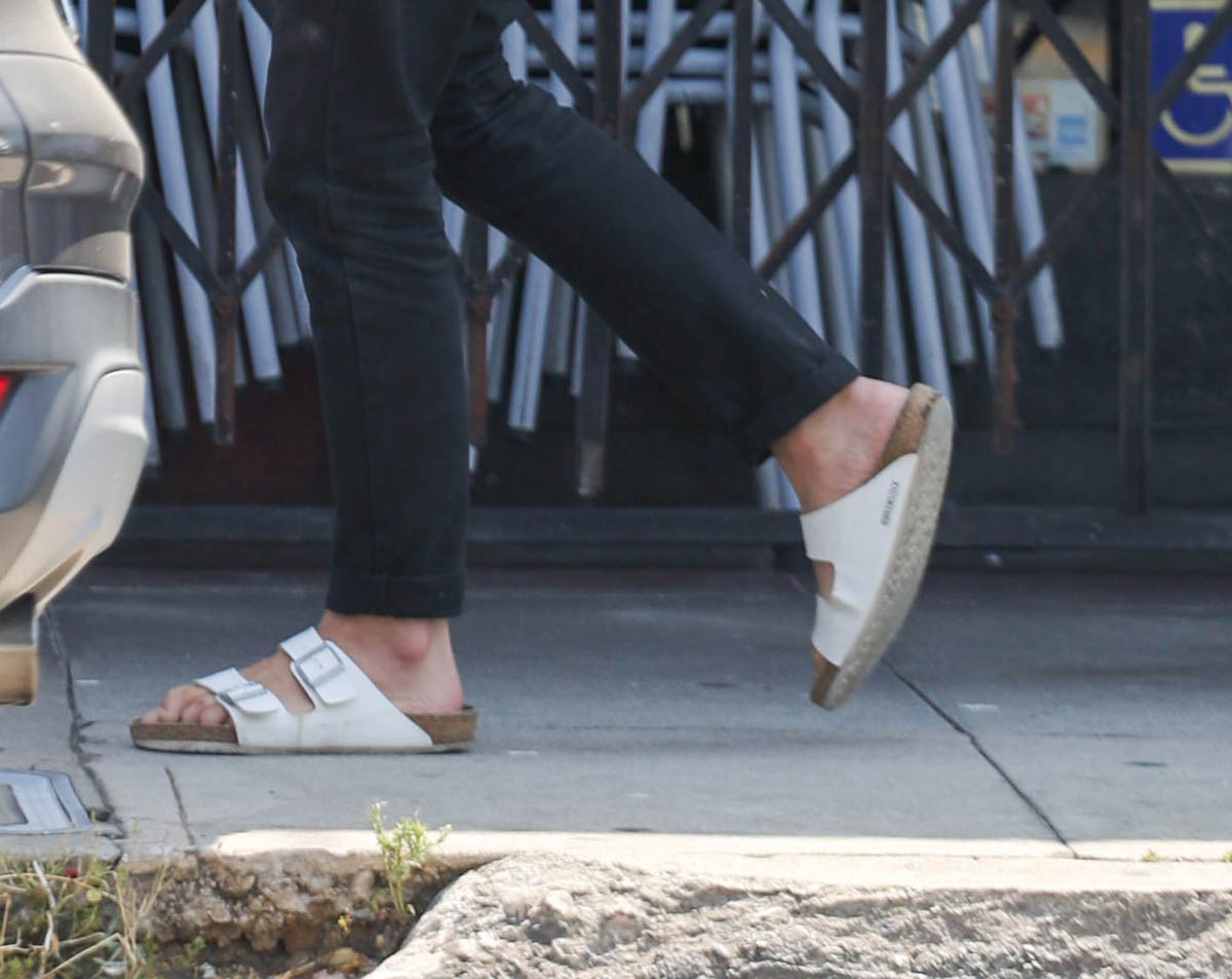 Chris pine 2024 birkenstocks