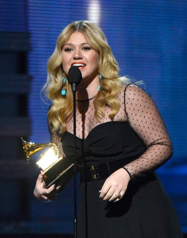 Kelly Clarkson Is Awesome At Grammys 13 Lainey Gossip Entertainment Update
