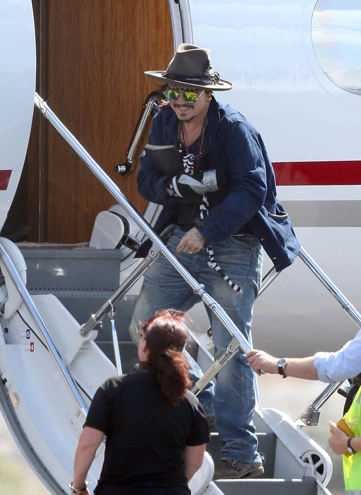 Johnny Depp injures his hand while on location for Pirates