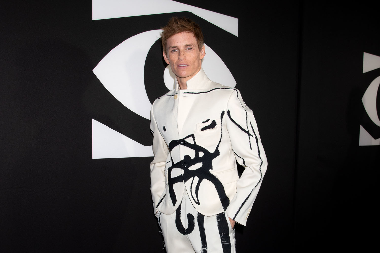 Eddie Redmayne's opening night outfit as Master of Ceremonies in ...