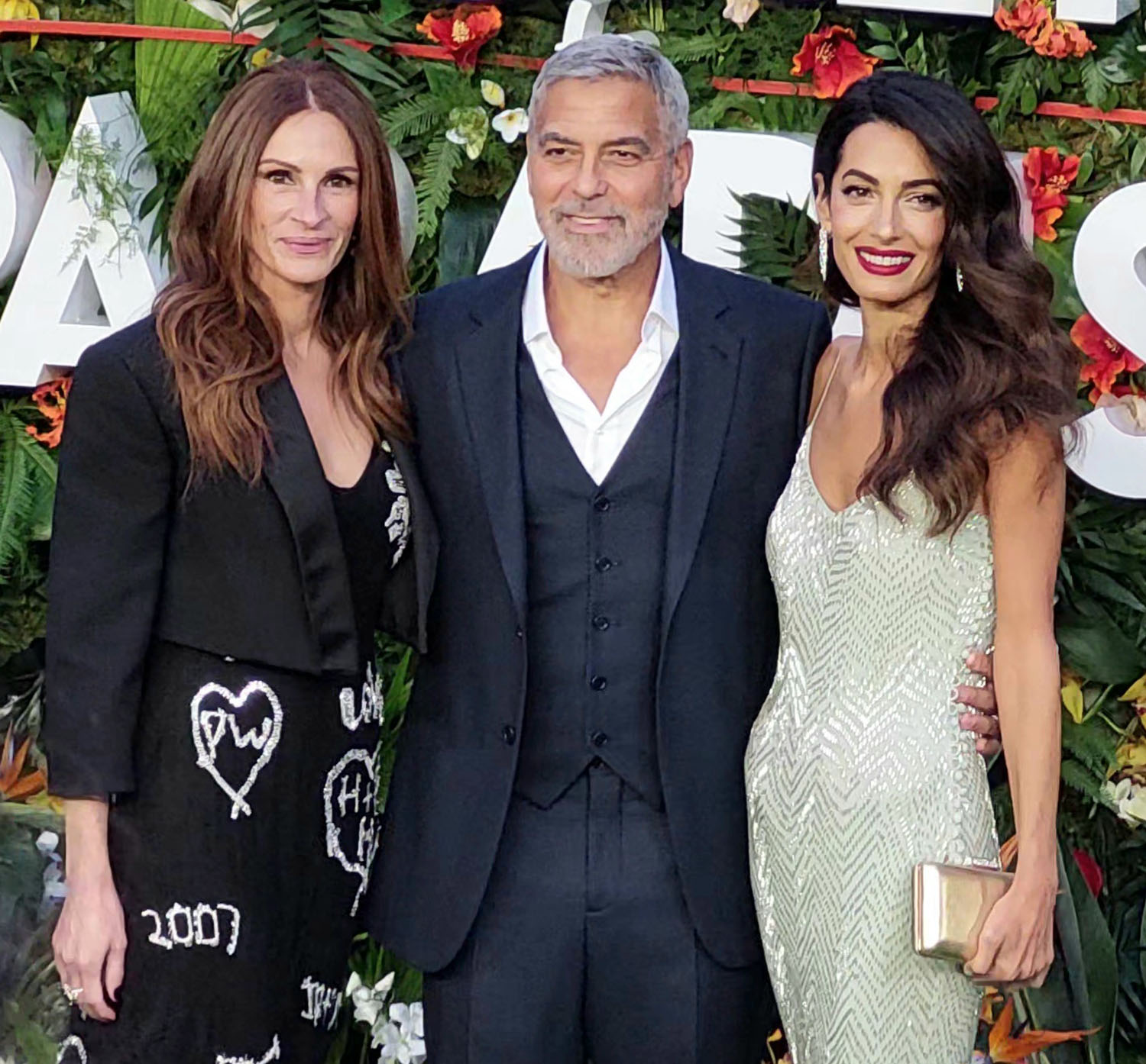 Julia Roberts & Amal Clooney Stun At 'Ticket To Paradise' Premiere –  Hollywood Life
