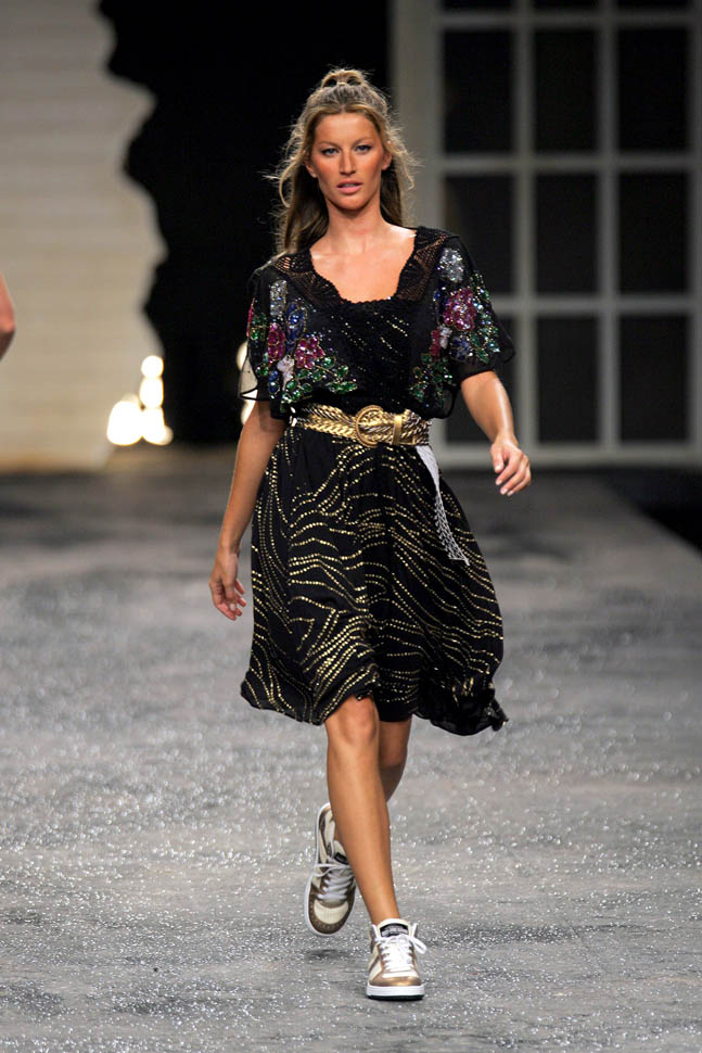 Gisele Bundchen retires from the runway with Instagram throwback photo ...