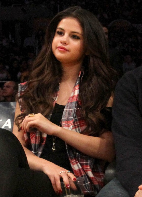 Selena Gomez at the Laker game with the hair which is fake|Lainey Gossip  Entertainment Update