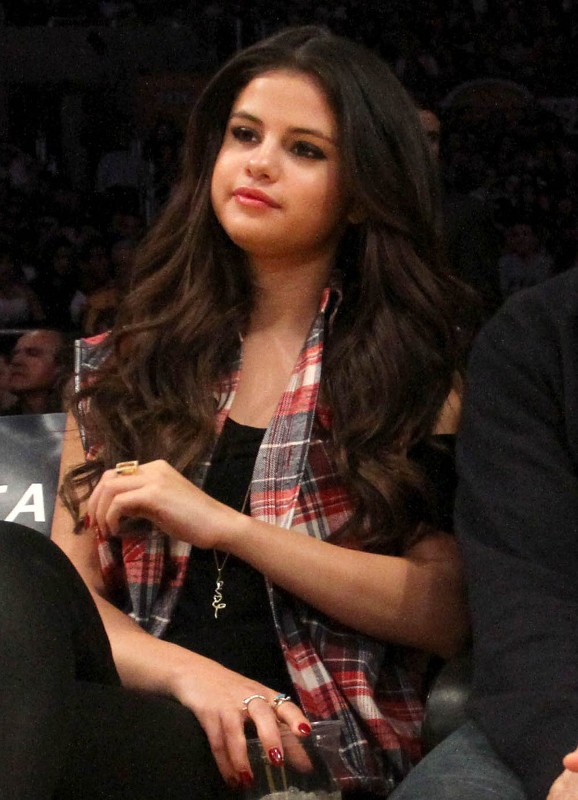 How Selena Gomez Layered Coats at L.A. Lakers Game