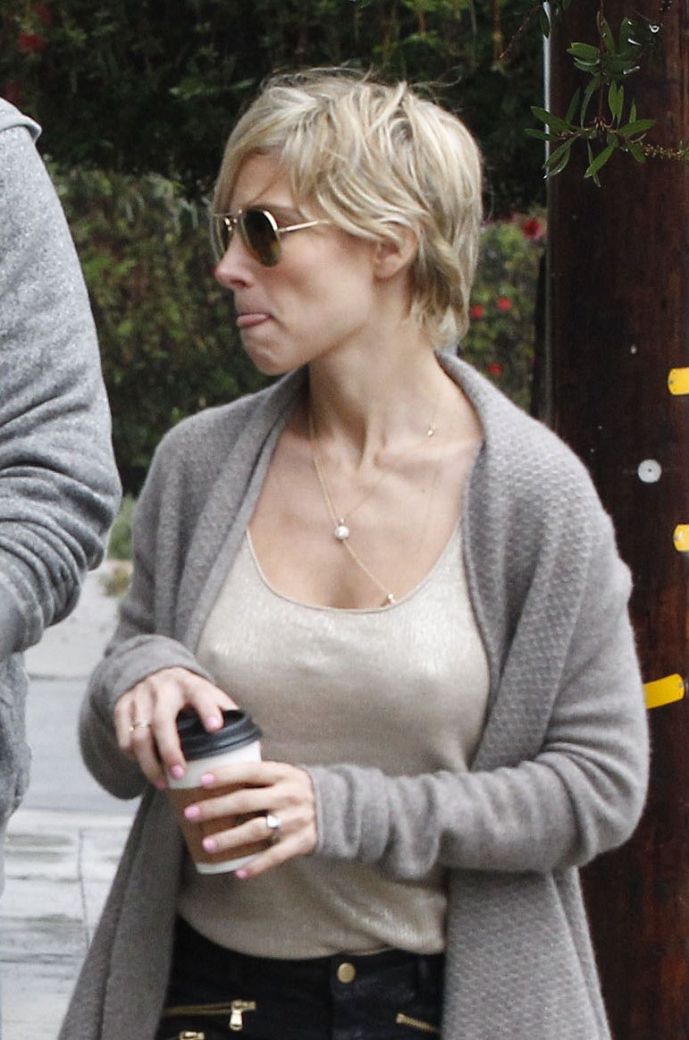 Chris Hemsworth And Elsa Pataky With New Short Blonde Hair In California For Christmas Lainey Gossip Entertainment Update