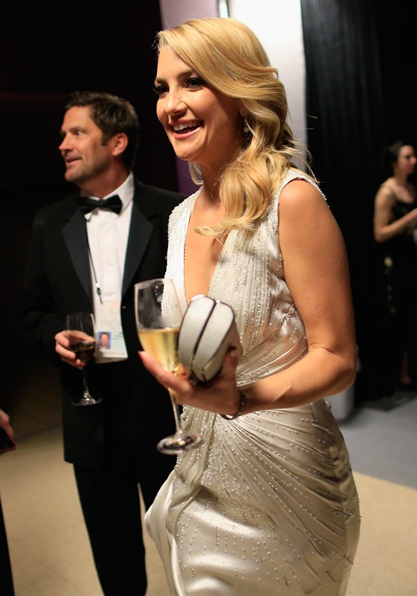 Hvor fint Australsk person Trickle Kate Hudson at Oscars 2014 with on cape off cape|Lainey Gossip  Entertainment Update