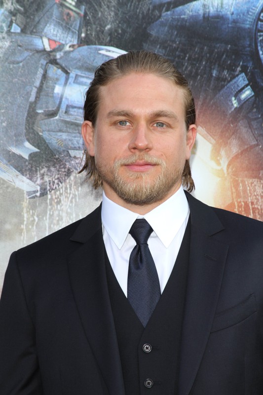 Charlie Hunnam’s girlfriend and Sons Of Anarchy family support him at ...