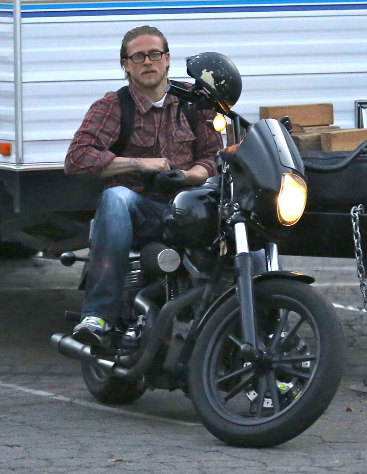 Charlie Hunnam on Sons Of Anarchy set same day as Lea Michele|Lainey ...