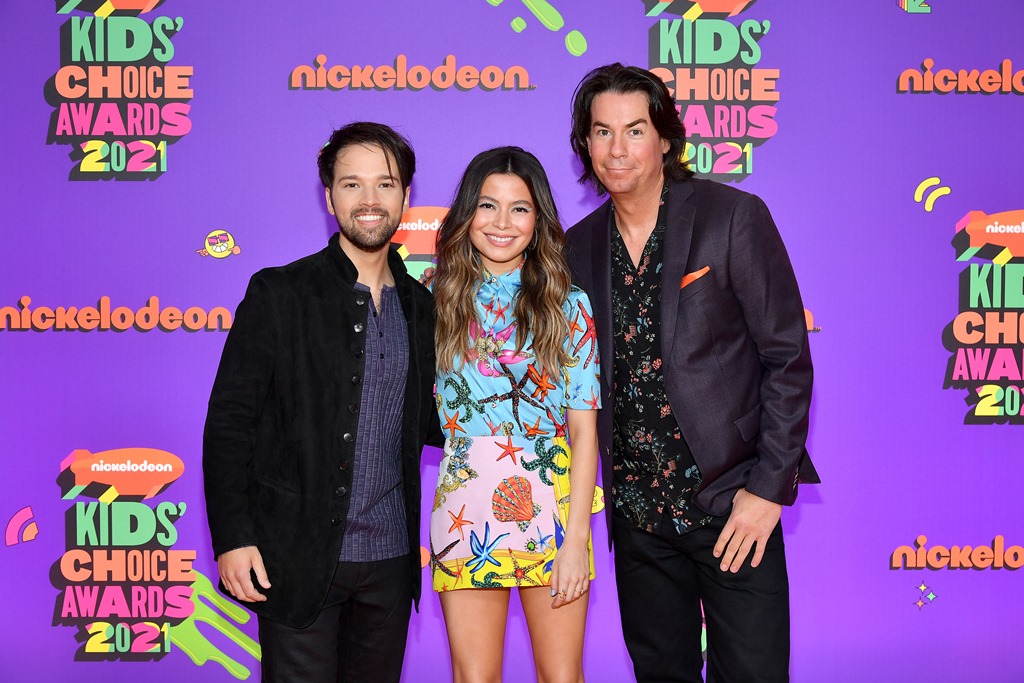 iCarly takes over social  media  as new title sequence  for 