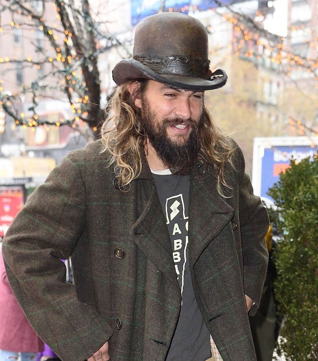 Jason Momoa pulls off a hideous hat on The Tonight Show 