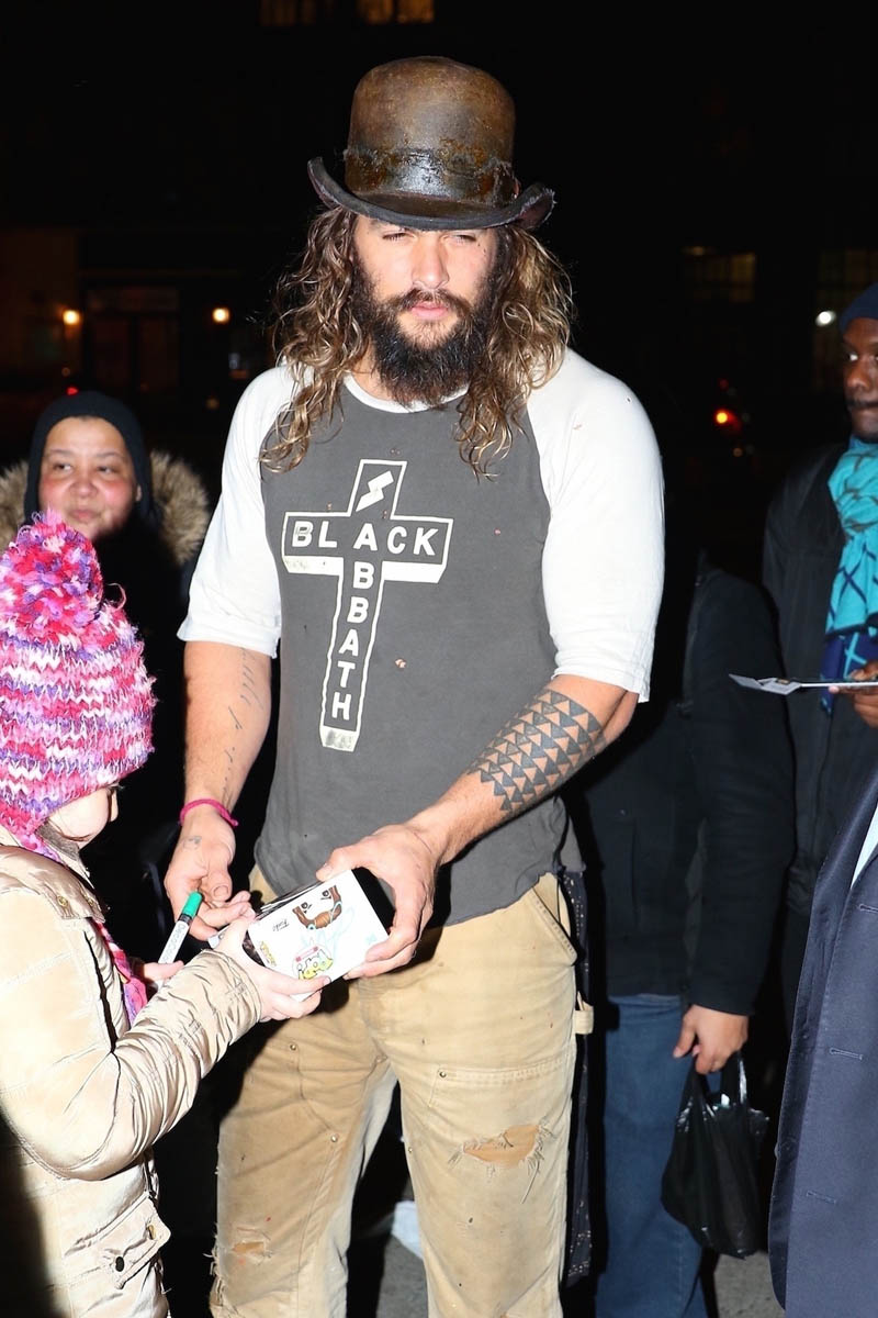 Jason Momoa pulls off a hideous hat on The Tonight Show 