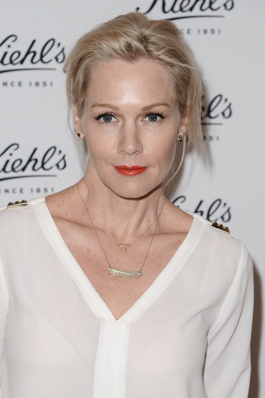 Jennie Garth cries after getting rejected from a club|Lainey Gossip