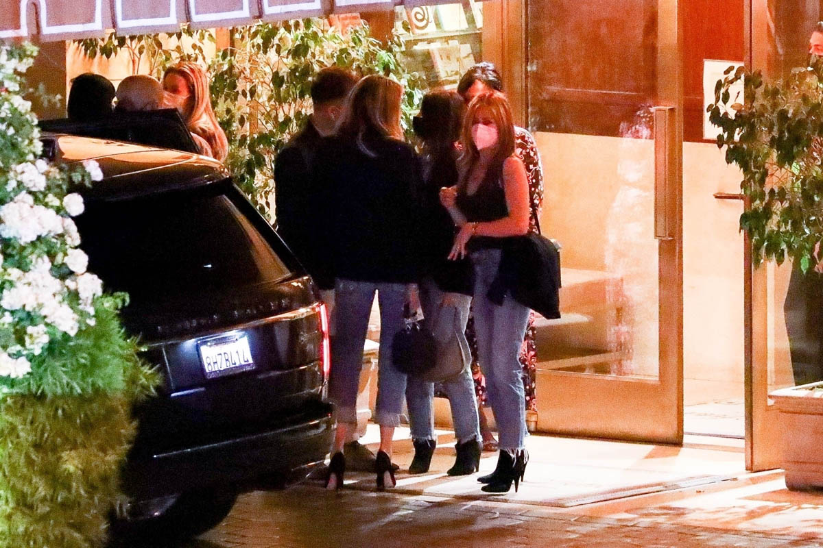 Jennifer Aniston and Jennifer Lawrence both out in masks and sweats in LA and New York - LaineyGossip