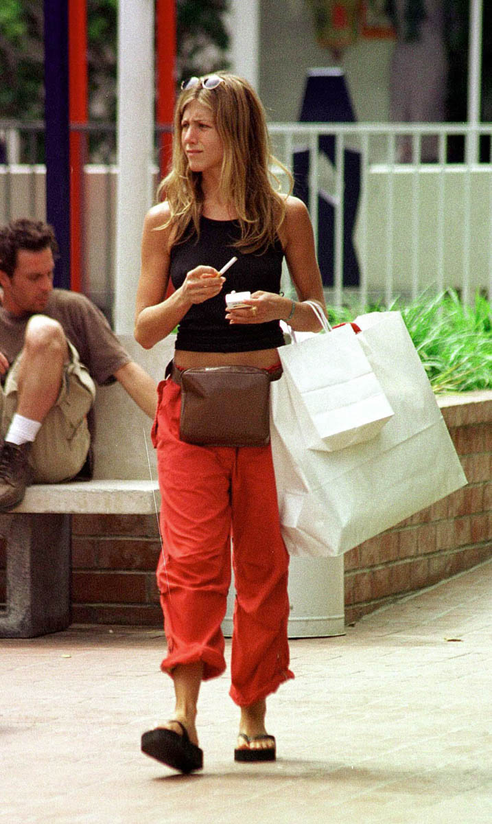 Gå tilbage Ferie betaling Gossip Nostalgia: Jennifer Aniston's orange cargo pants