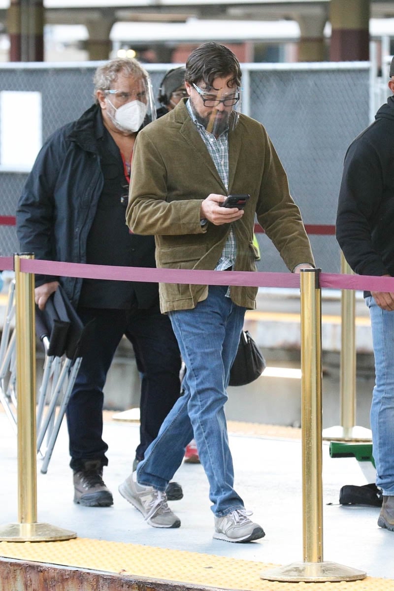 Jennifer Lawrence And Leonardo Dicaprio In Plastic Face Shields On Set Of Adam Mckay S Don T Look Up