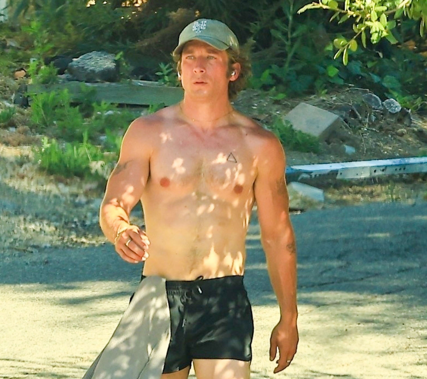 Shirtless Jeremy Allen White is hottest when he's on the picket line ...