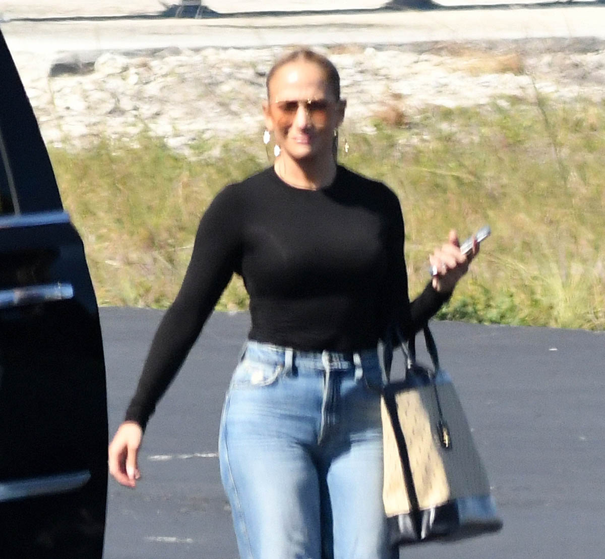 Jennifer Lopez boards a private jet in Miami and returns to the gym as Ben Affleck was seen in LA with his kid - LaineyGossip
