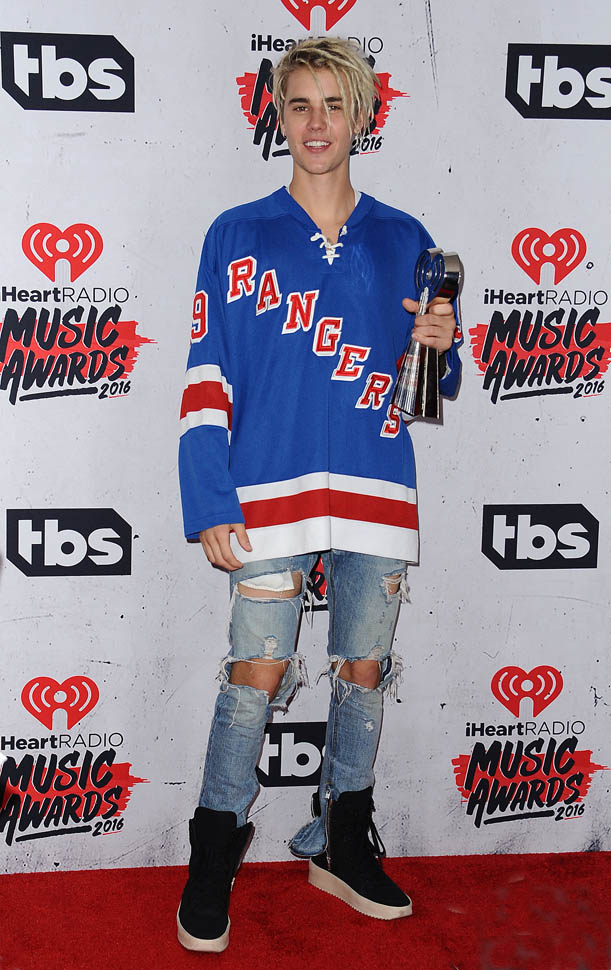 Justin Bieber Bravely Performed At The iHeartRadio Awards Even