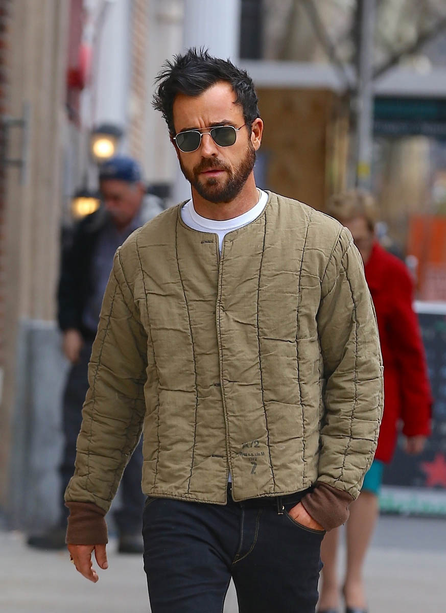 Justin Theroux hides his ring finger in his pocket while ...
