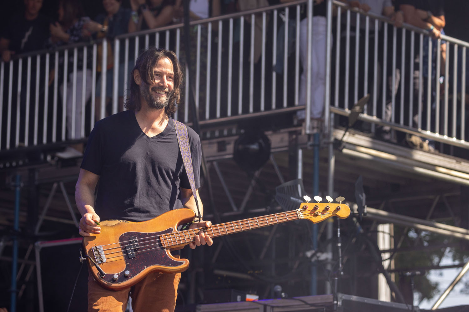 Keanu Reeves retrouve le groupe Dogstar après une interruption de deux décennies, se produisant au festival de musique de Napa Valley.