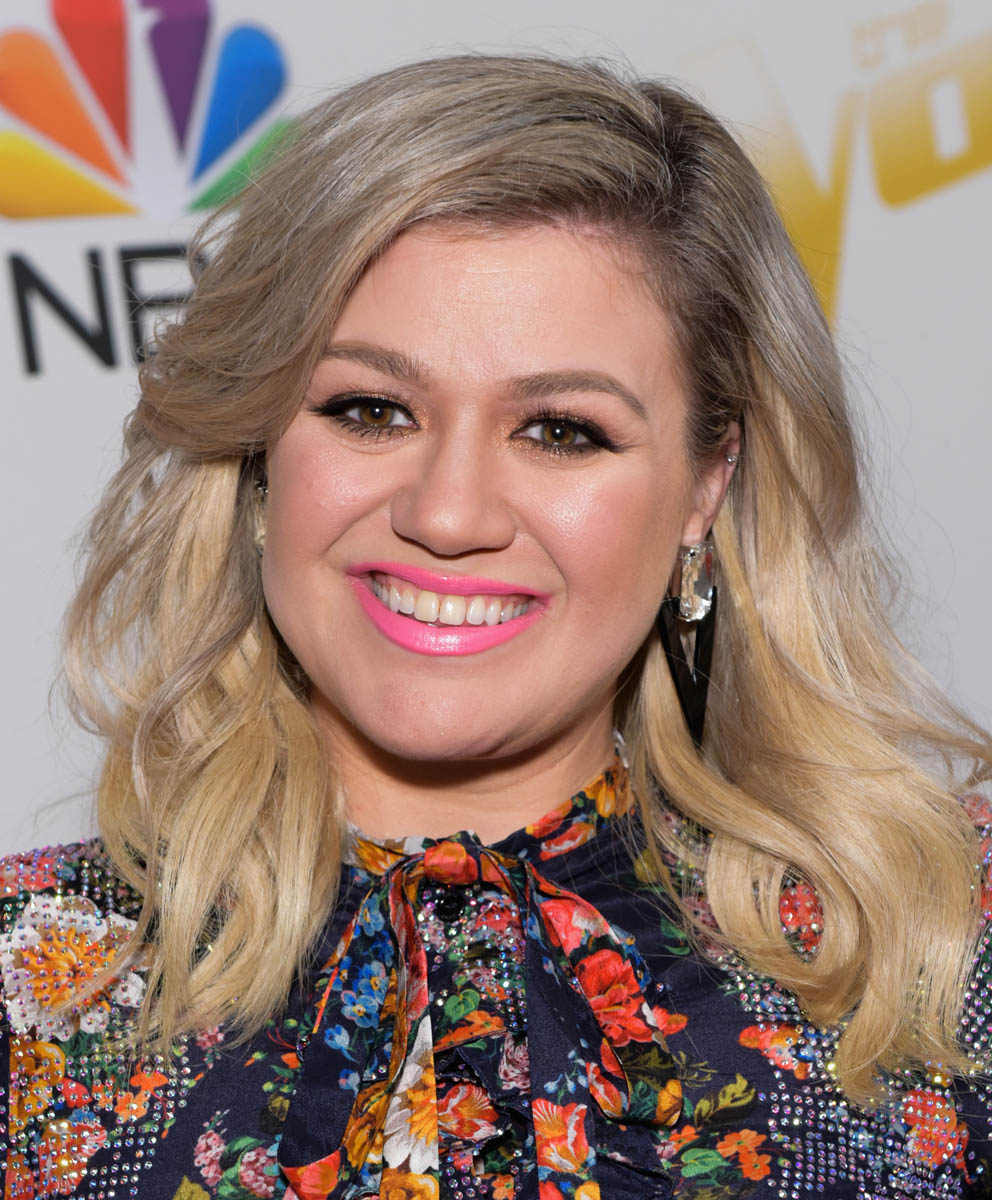 Kelly Clarkson wins on The Voice with 15 year old Brynn Cartelli