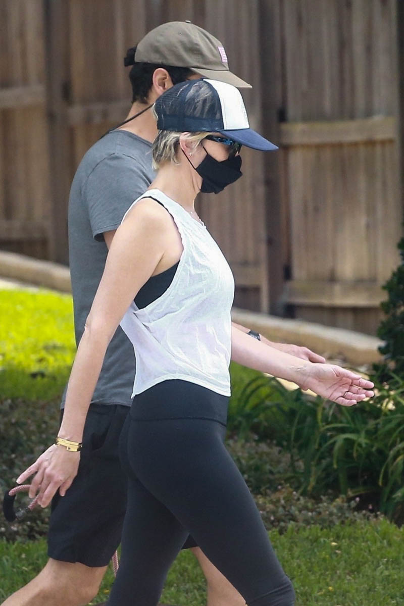 Kristen Wiig sparks pregnancy speculation with Mother's ...